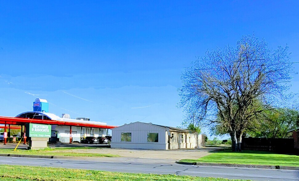 2614 SW Lee Blvd, Lawton, OK à vendre - Photo du bâtiment - Image 2 de 12