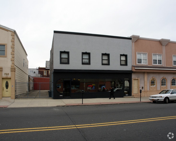 725-727 Broadway, Bayonne, NJ for sale - Building Photo - Image 2 of 2