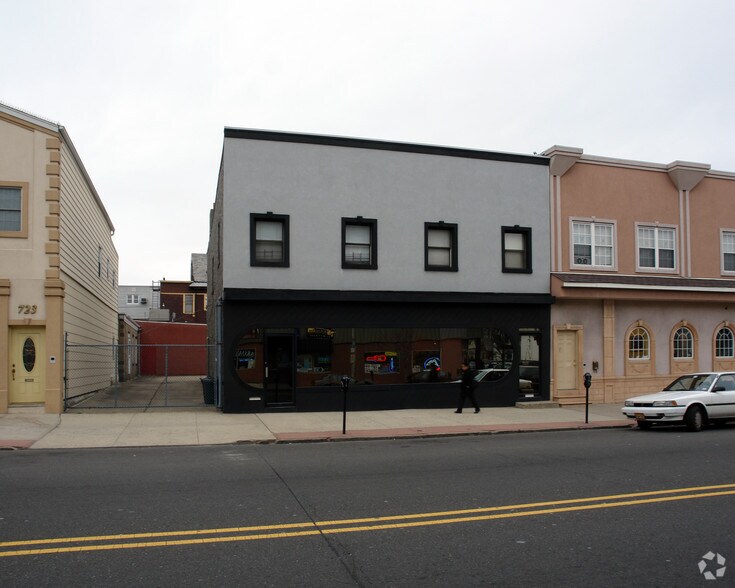 725-727 Broadway, Bayonne, NJ à vendre - Photo du bâtiment - Image 2 de 2