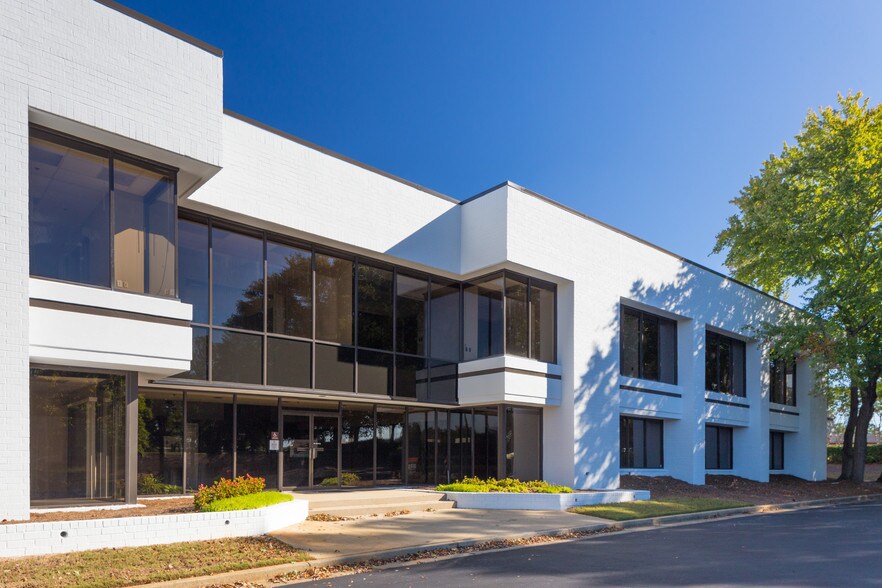 2110 Newmarket Pky SE, Marietta, GA à louer - Photo du bâtiment - Image 2 de 6