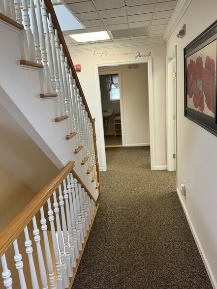 216 Carleton Ave, East Islip, NY à louer - Photo du bâtiment - Image 2 de 5