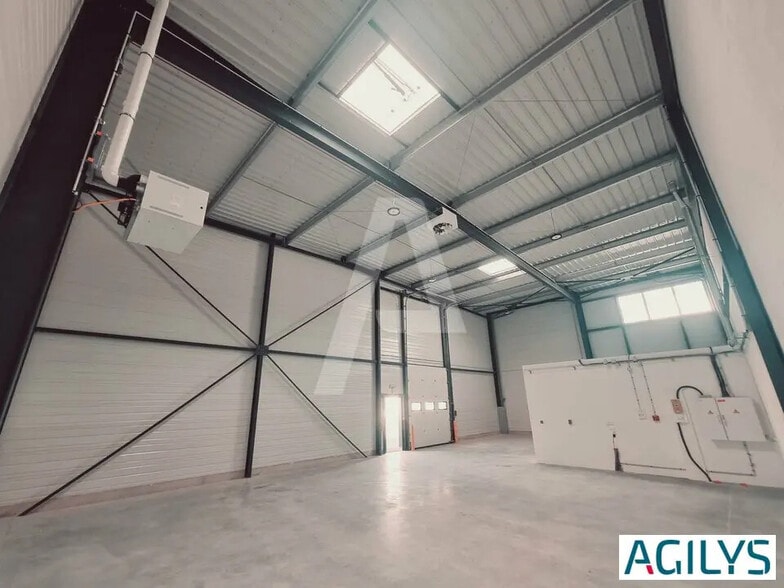 Flex in Savigny-le-Temple for lease - Interior Photo - Image 3 of 9