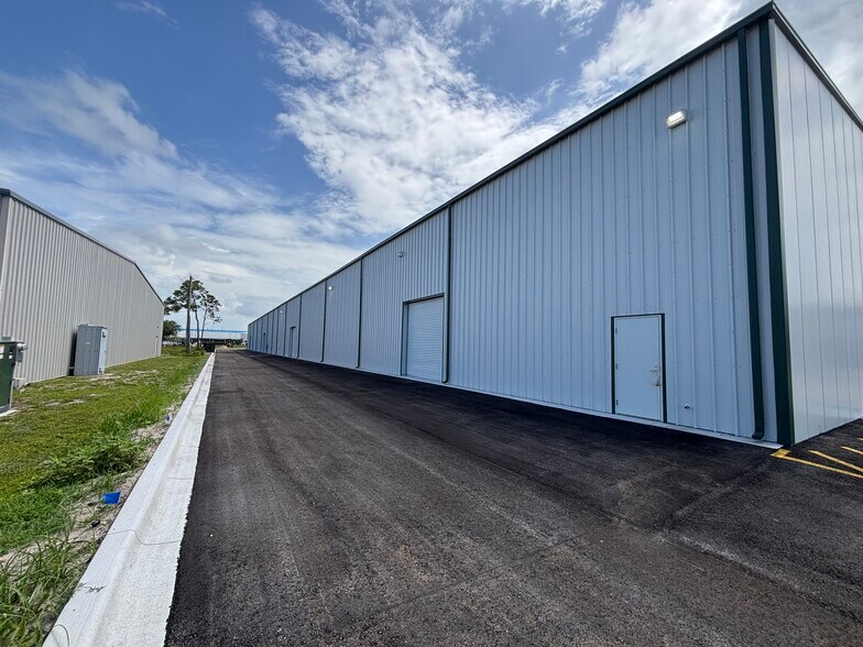 3092 Oxbow Cir, Cocoa, FL à louer - Photo du bâtiment - Image 2 de 9