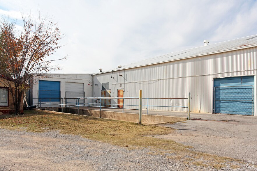 2410-2412 SW Lee Blvd, Lawton, OK à louer - Photo du bâtiment - Image 2 de 3