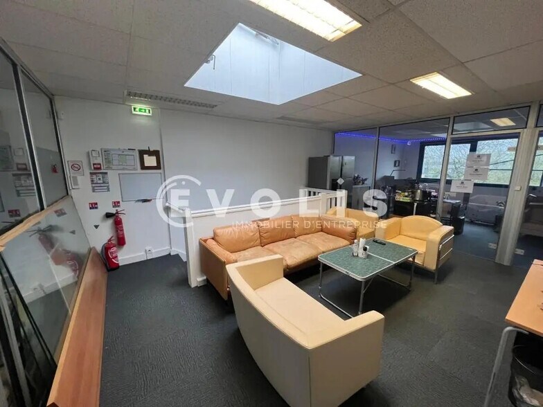 Flex in Croissy-Beaubourg for lease - Interior Photo - Image 2 of 4