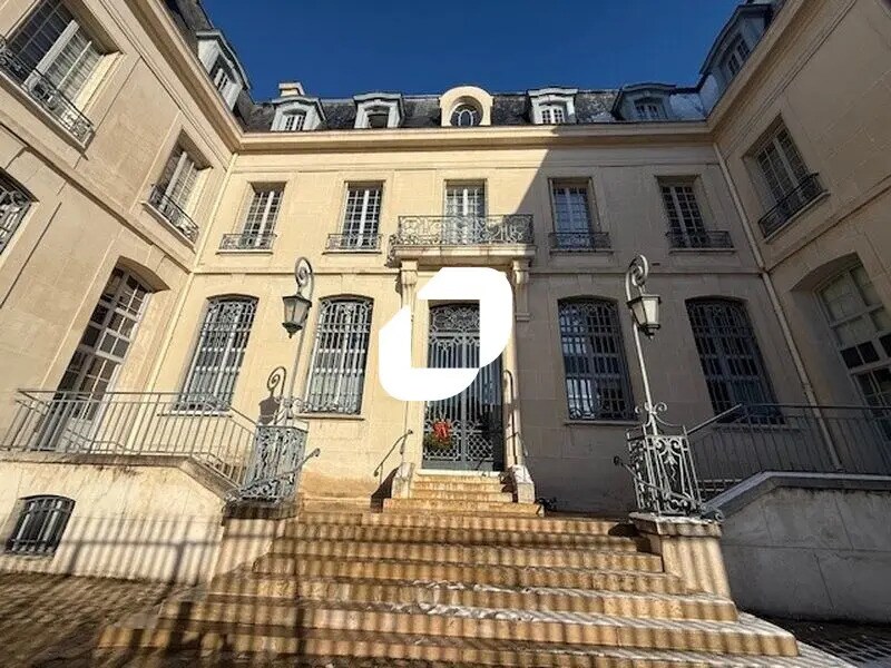 12 Place Du Grand Martroy, Pontoise for lease Building Photo- Image 1 of 13