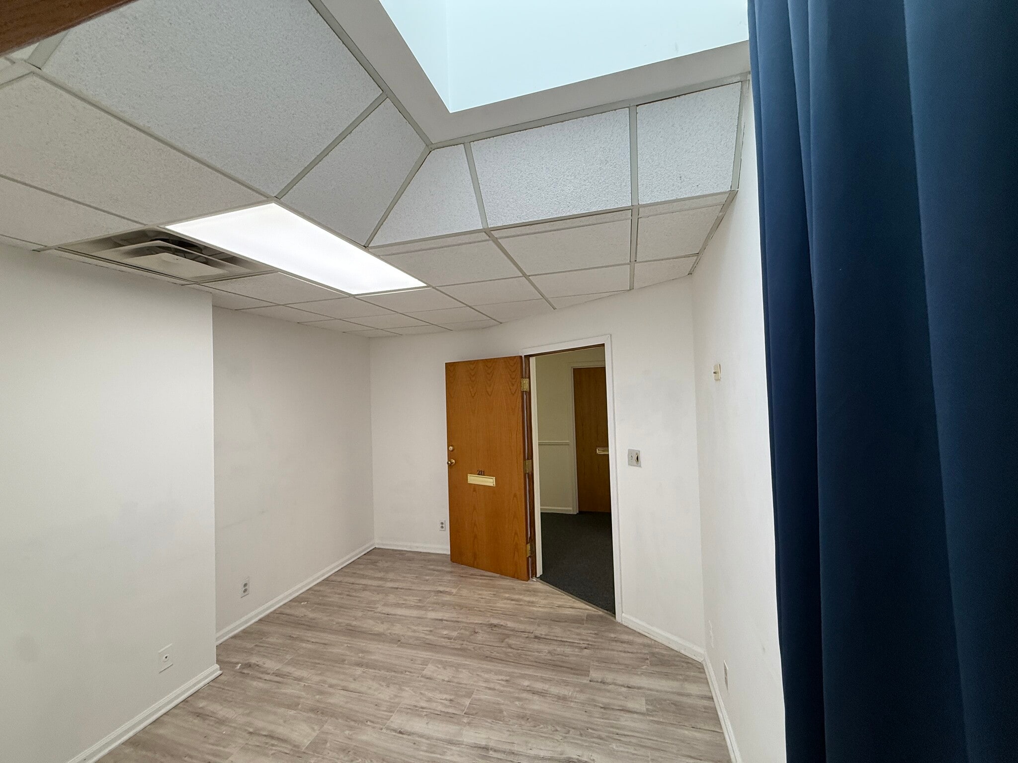 16824-16828 Kercheval Pl, Grosse Pointe, MI for lease Interior Photo- Image 1 of 4