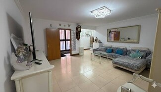 Plus de détails pour Multi-résidentiel à vendre