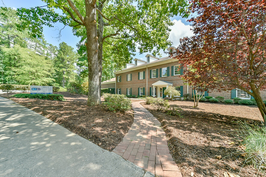 300 Silver Cedar Ct, Chapel Hill, NC à vendre - Photo du bâtiment - Image 3 de 21