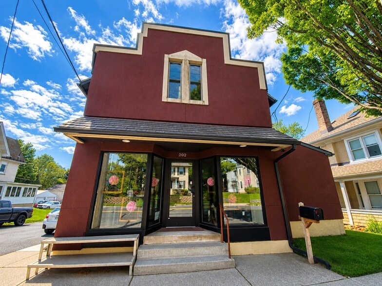 202 Main St, Hellertown, PA for lease - Building Photo - Image 1 of 14