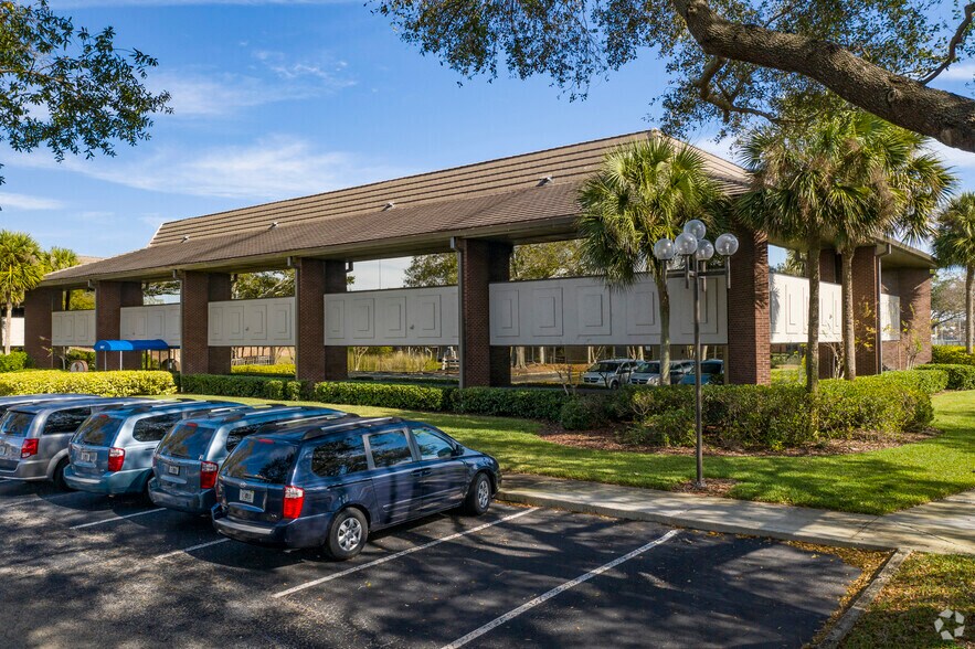 2807 W Busch Blvd, Tampa, FL à louer - Photo du bâtiment - Image 2 de 12