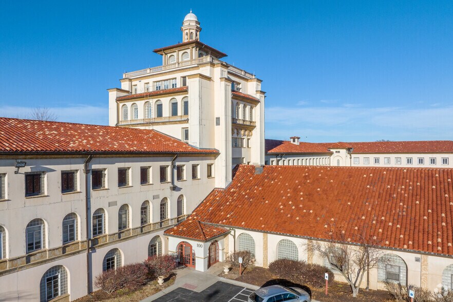 100 NW Unity Cir, Lee's Summit, MO à louer - Photo du bâtiment - Image 3 de 4