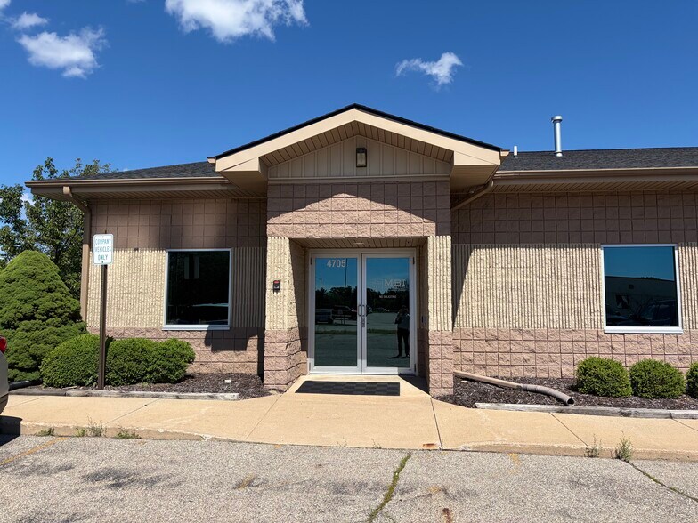 4705 Clyde Park Ave SW, Grand Rapids, MI à vendre - Photo du bâtiment - Image 2 de 16