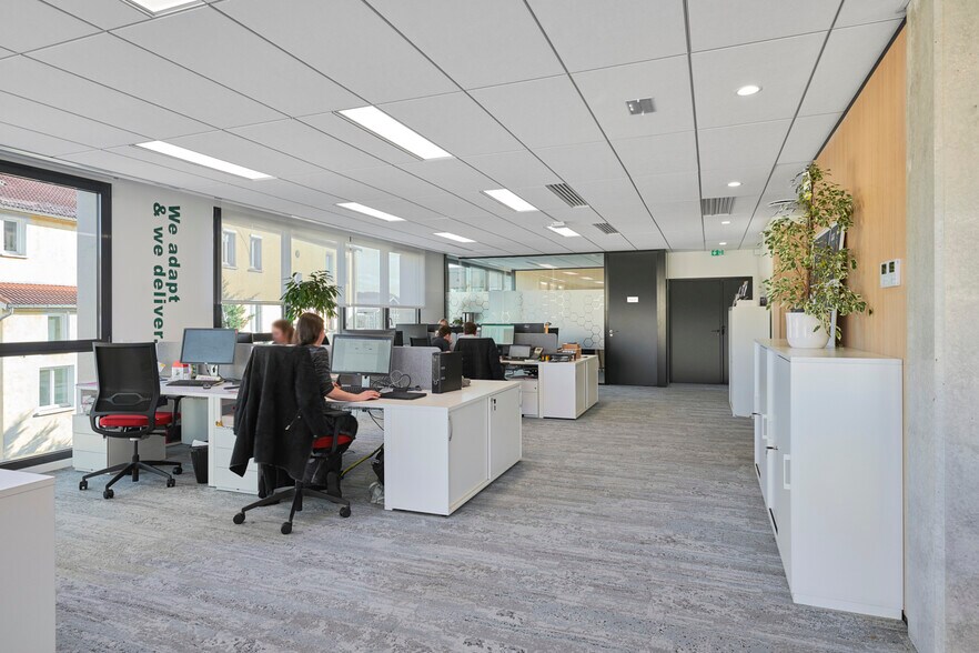 10 Rue Jean Marcuit, Lyon à louer - Photo du bâtiment - Image 2 de 11