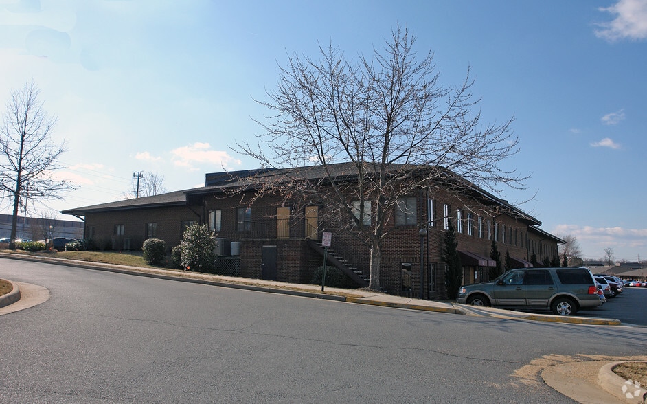 112 Elden St, Herndon, VA for sale - Primary Photo - Image 1 of 6