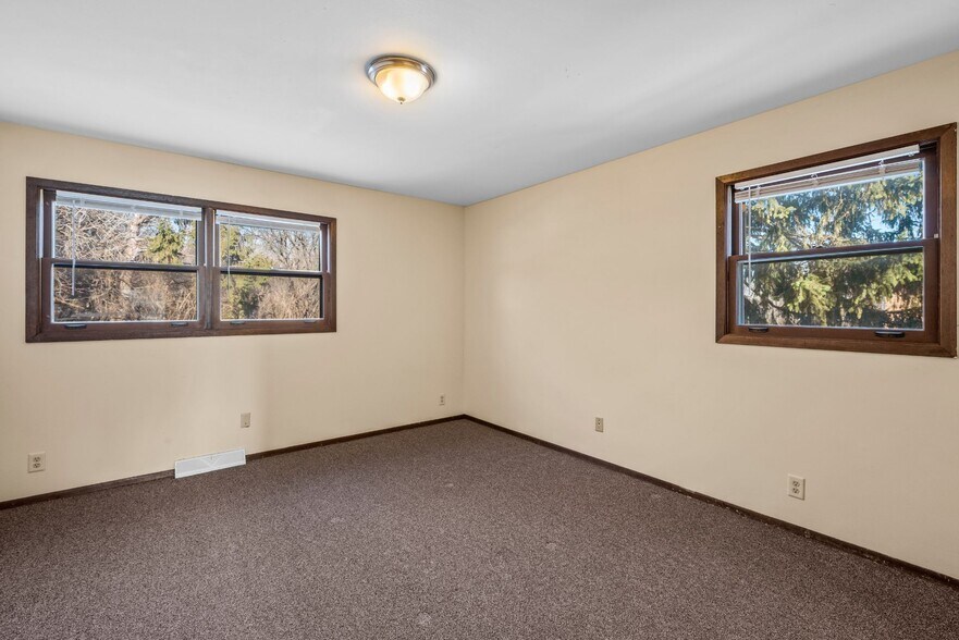 1950 W Good Hope Rd, Glendale, WI à vendre - Photo du bâtiment - Image 2 de 12