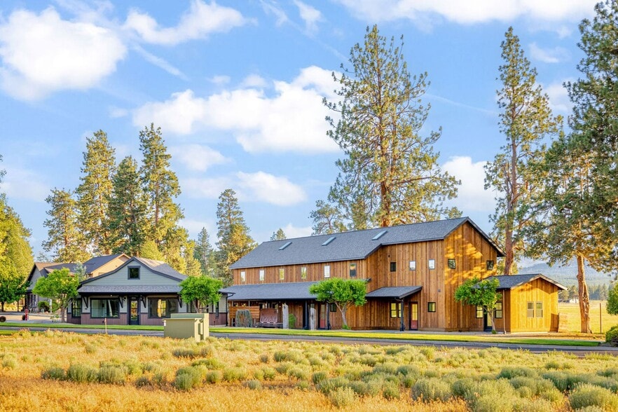 771-781 W Hood Ave, Sisters, OR for lease - Building Photo - Image 2 of 10