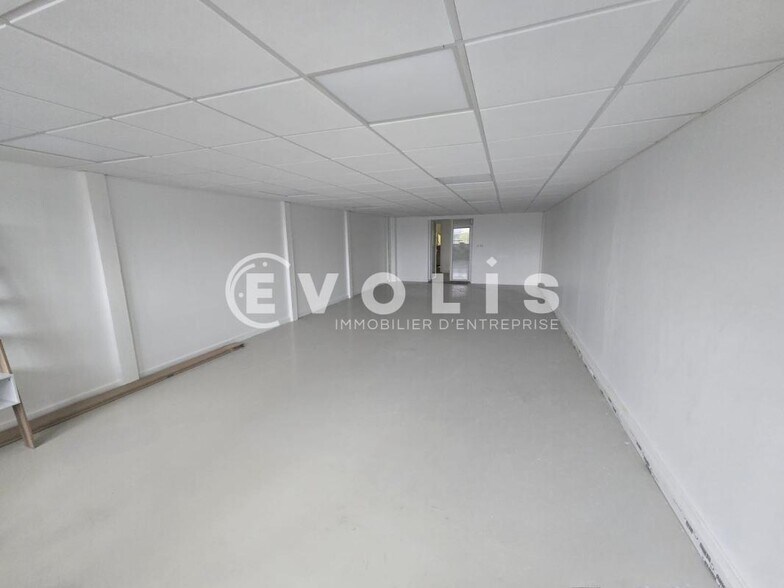 Flex in Evry Courcouronnes for lease - Interior Photo - Image 3 of 7