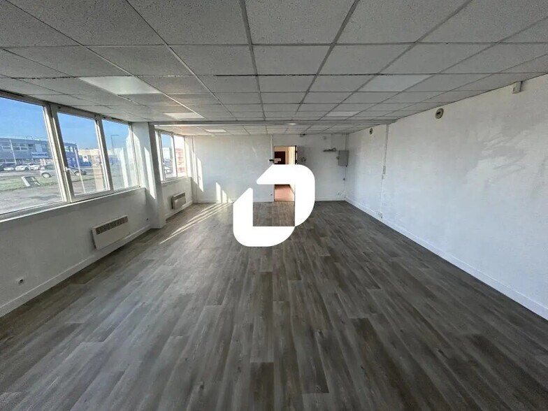 Office in Moissy-Cramayel for lease - Interior Photo - Image 1 of 10