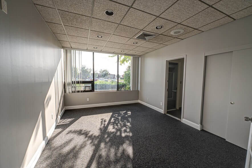 1800 Ocean Ave, Ronkonkoma, NY à louer - Photo du bâtiment - Image 3 de 30