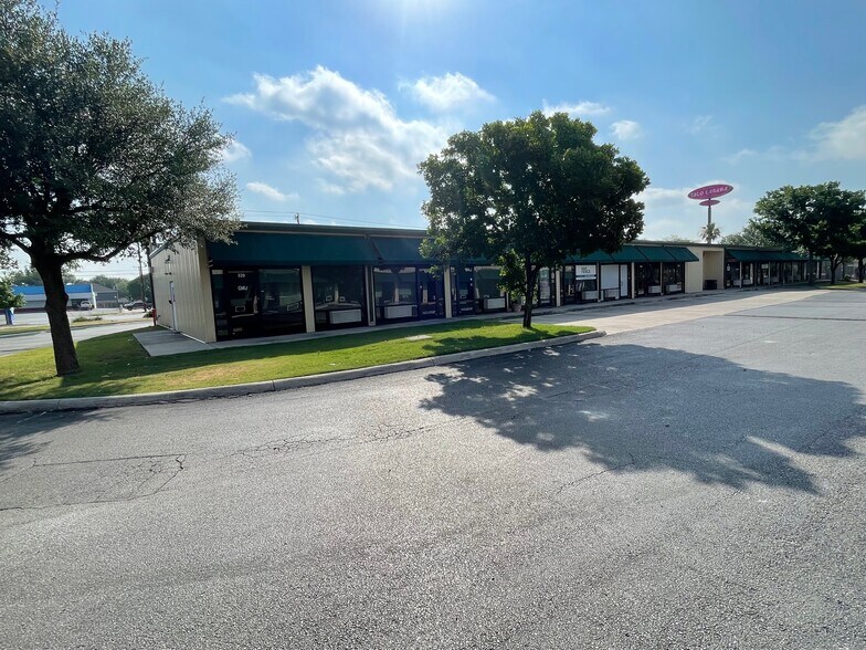 8034 Culebra Rd, San Antonio, TX à louer - Photo du bâtiment - Image 2 de 14