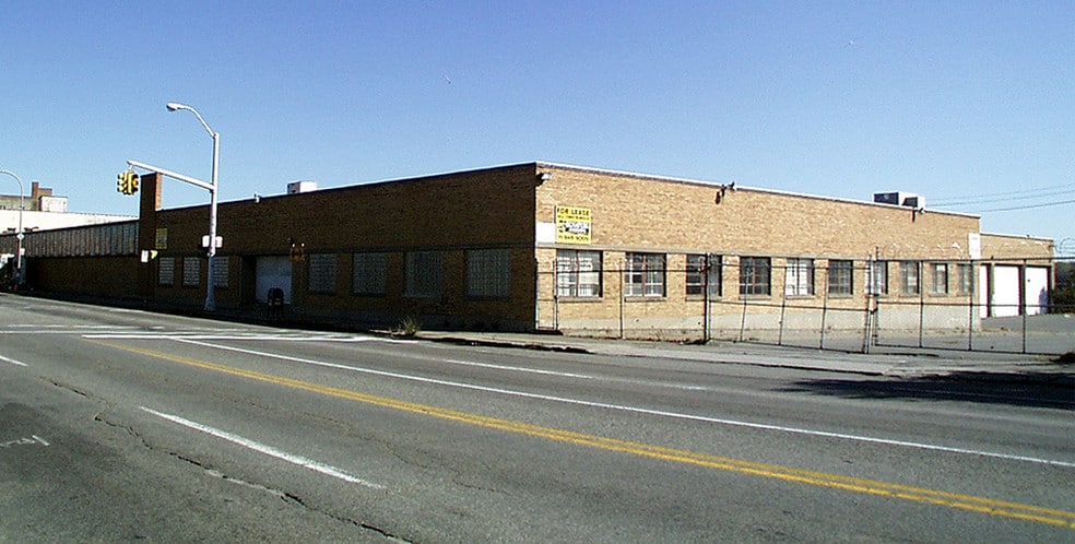 2121-2225 W Fort St, Detroit, MI for lease - Building Photo - Image 2 of 16