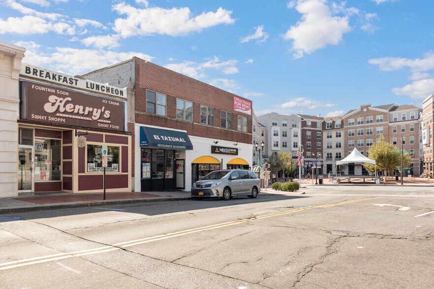 8 Glen St, Glen Cove, NY à louer - Photo du bâtiment - Image 2 de 21