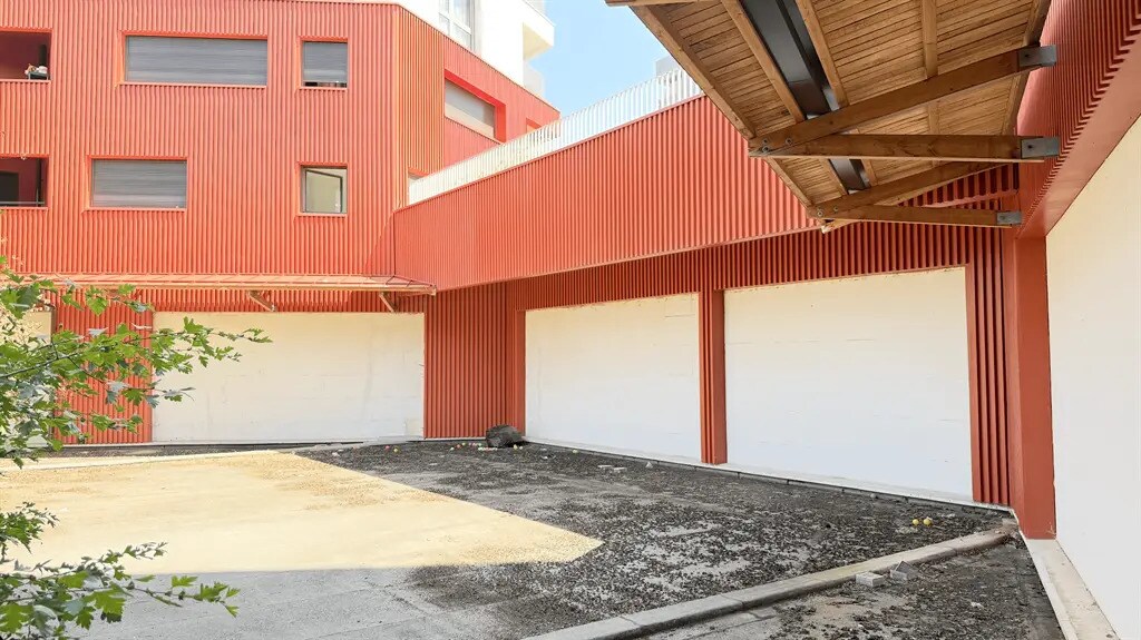 Retail in Champs-sur-Marne for lease Building Photo- Image 1 of 8