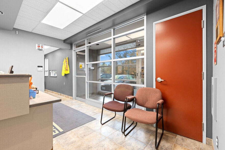 135 Walgreen Rd, Ottawa, ON for lease - Building Photo - Image 2 of 21