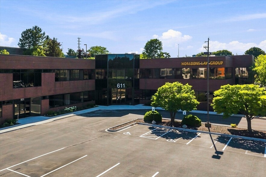 601-611 N Barker Rd, Brookfield, WI for lease - Building Photo - Image 1 of 34