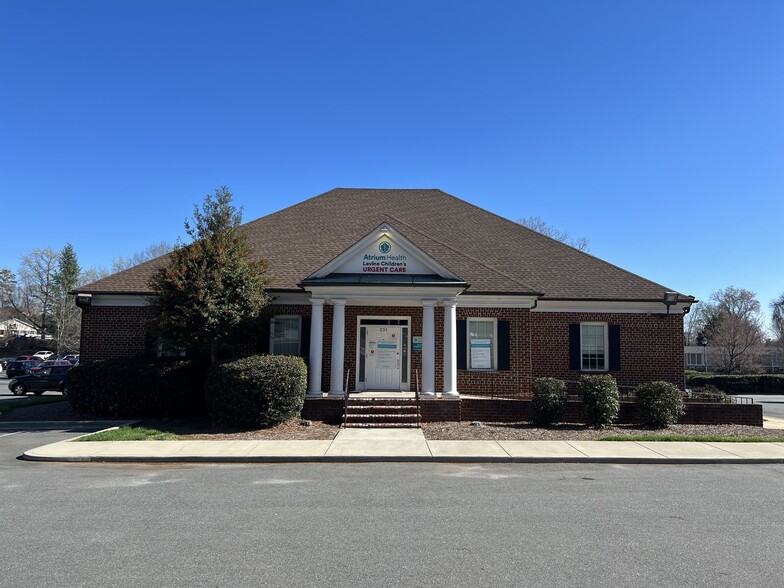 231 S Sharon Amity Rd, Charlotte, NC for sale - Building Photo - Image 1 of 1