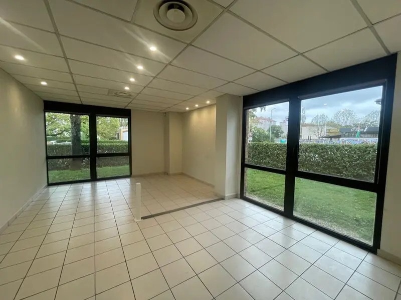 Office in Vénissieux for lease Interior Photo- Image 1 of 9