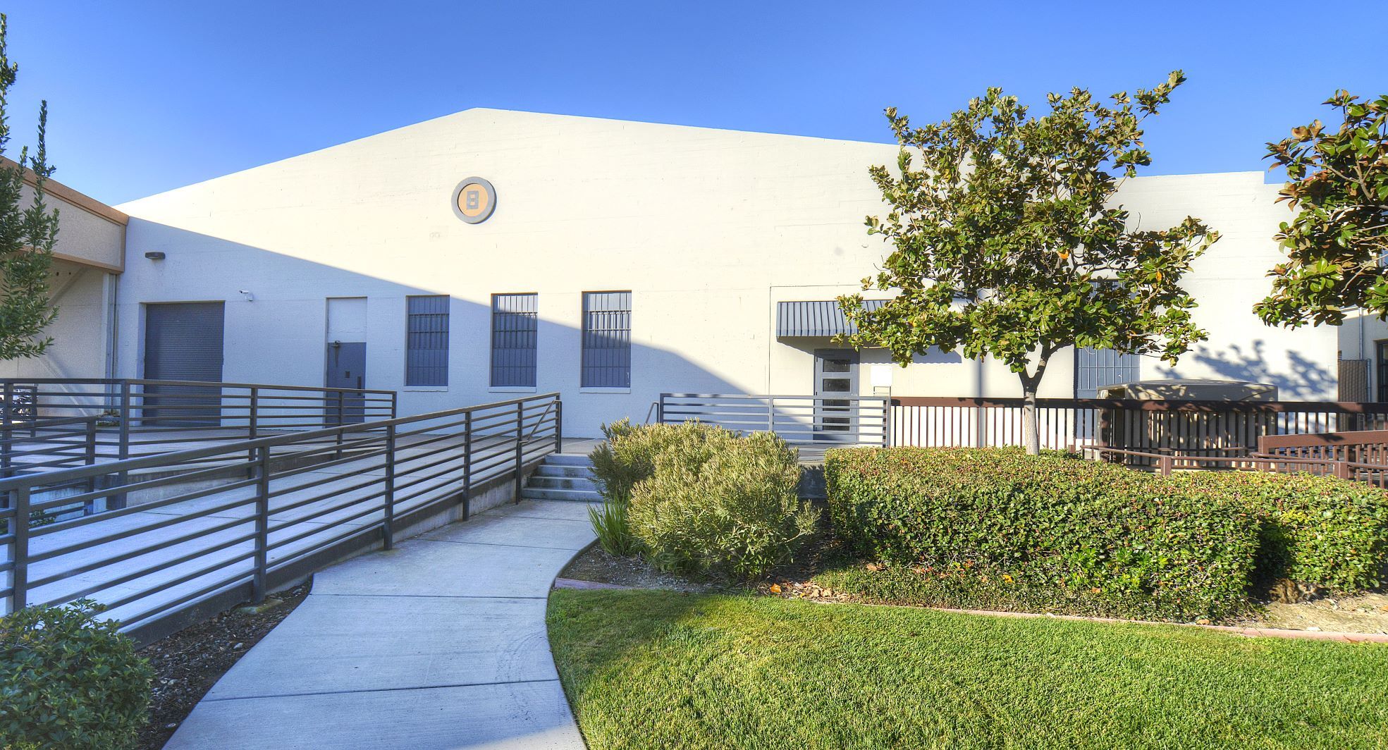 5012-5116 Dudley Blvd, Mcclellan, CA à louer Photo du bâtiment- Image 1 de 11