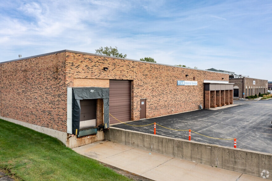 10 Eisenhower Ln N, Lombard, IL for lease - Building Photo - Image 3 of 6