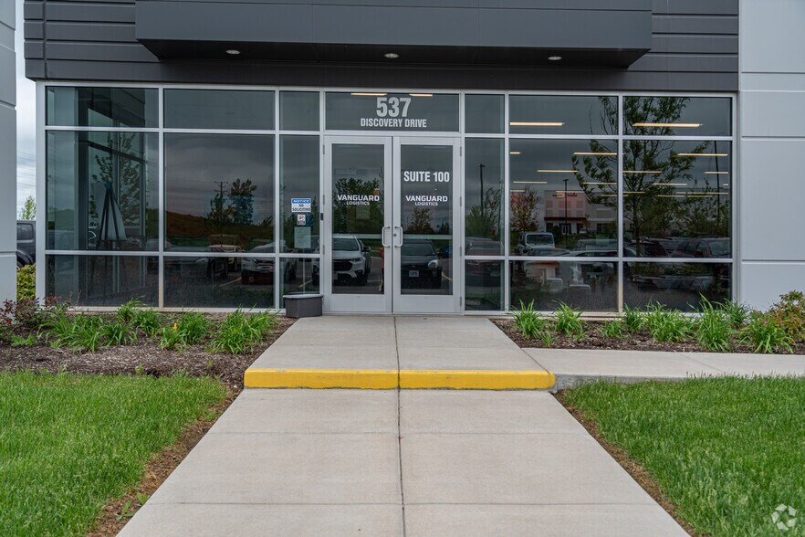 537 Discovery Dr, West Chicago, IL for lease - Building Photo - Image 3 of 9