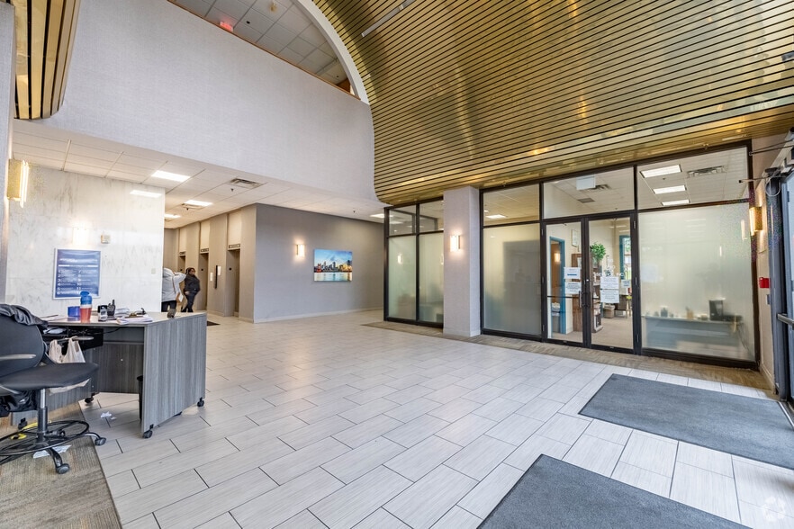 7162 Reading Rd, Cincinnati, OH for lease - Interior Photo - Image 3 of 18