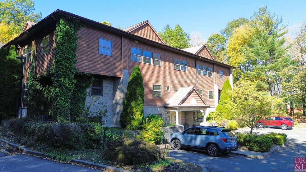 687 Straits Tpke, Middlebury, CT à vendre - Photo du bâtiment - Image 2 de 19