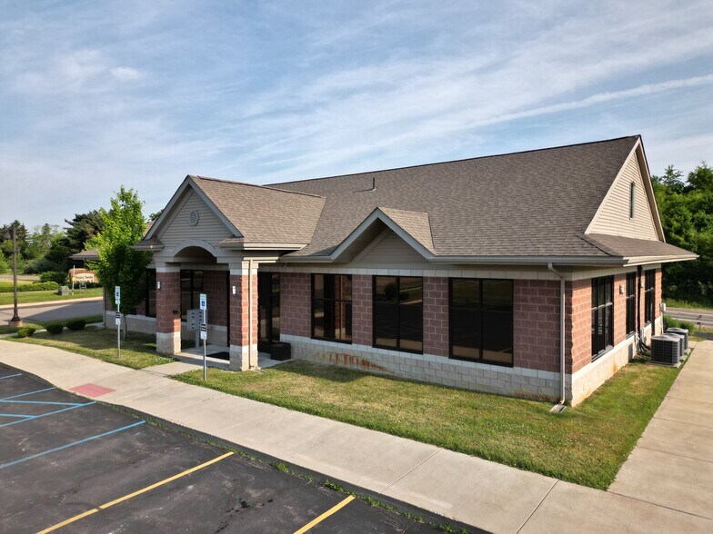 10105 Veterans Memorial Dr, Hamburg Township, MI à vendre - Photo du bâtiment - Image 3 de 4