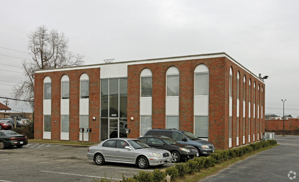 6022 Jefferson Ave, Newport News, VA for lease - Primary Photo - Image 1 of 13