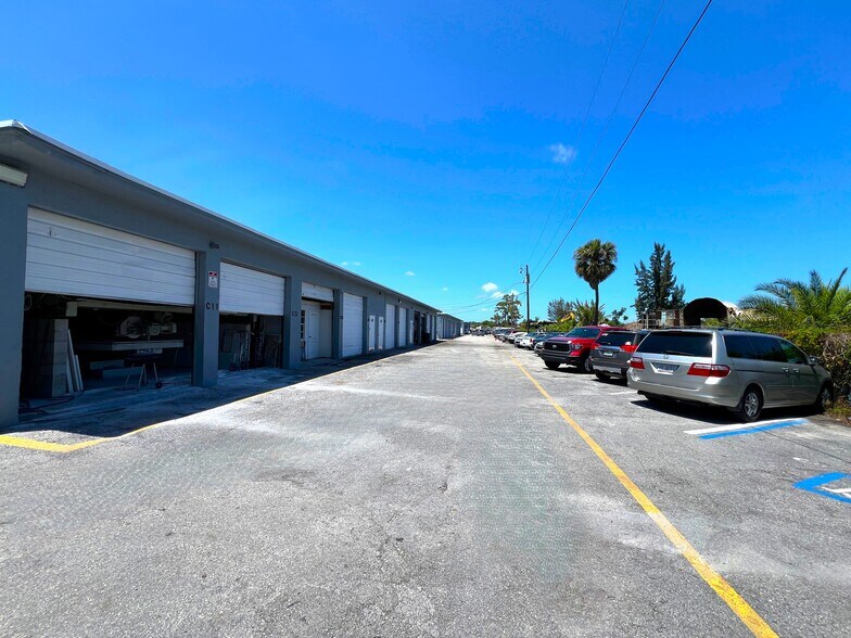 7153 Southern Blvd, West Palm Beach, FL à louer - Photo du bâtiment - Image 2 de 7