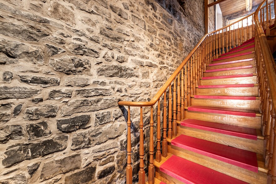 431-433 Pl Jacques-Cartier, Montréal, QC à louer - Photo du bâtiment - Image 3 de 17