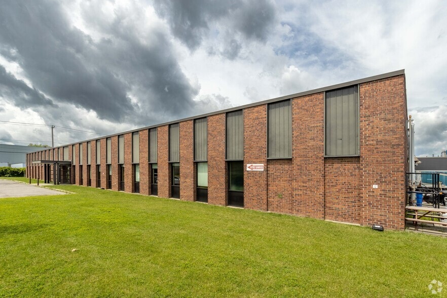 3235 Rue Guénette, Montréal, QC à louer - Photo du bâtiment - Image 2 de 7