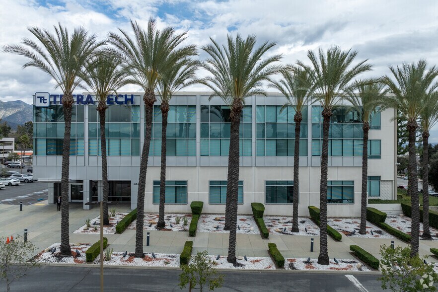 3475 E Foothill Blvd, Pasadena, CA à louer - Photo du bâtiment - Image 3 de 12