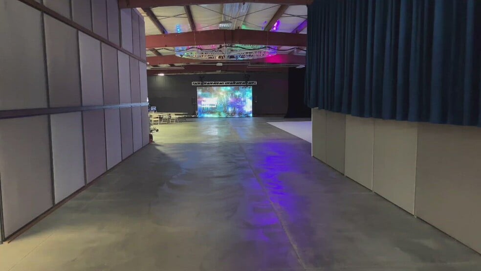 137 S Trade Center Way, Cumberland, IN à vendre - Vidéo sur l’inscription commerciale - Image 2 de 6