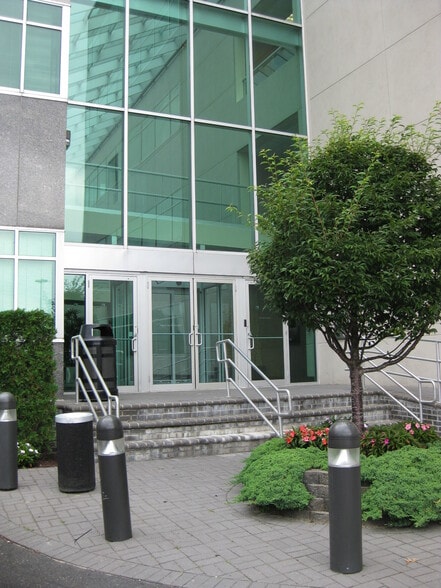 865 Merrick Ave, Westbury, NY for lease - Building Photo - Image 2 of 10