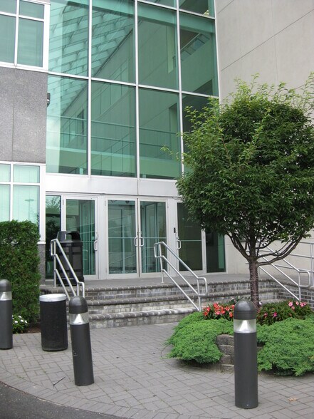 865 Merrick Ave, Westbury, NY à louer - Photo du bâtiment - Image 2 de 10