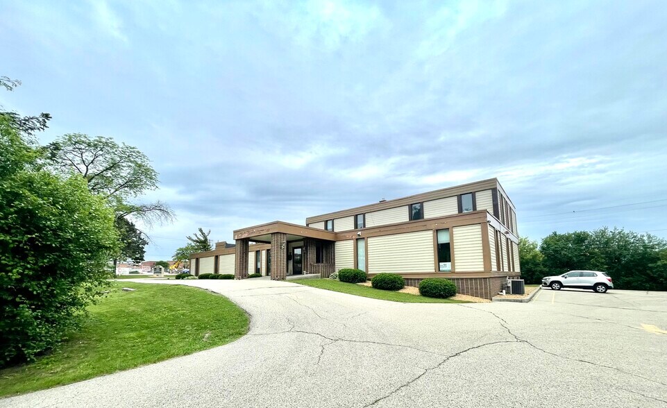 15300 Watertown Plank Rd, Elm Grove, WI à louer - Photo du bâtiment - Image 2 de 11