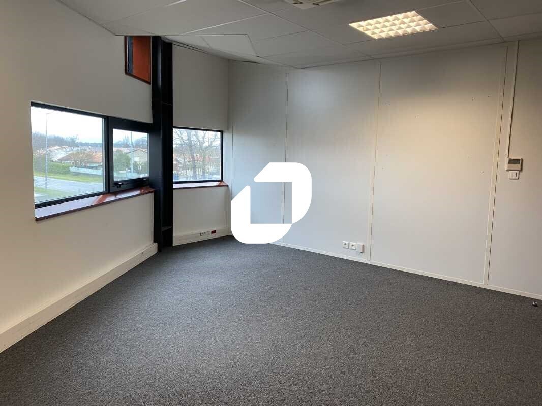 Office in Mérignac for lease Interior Photo- Image 1 of 19