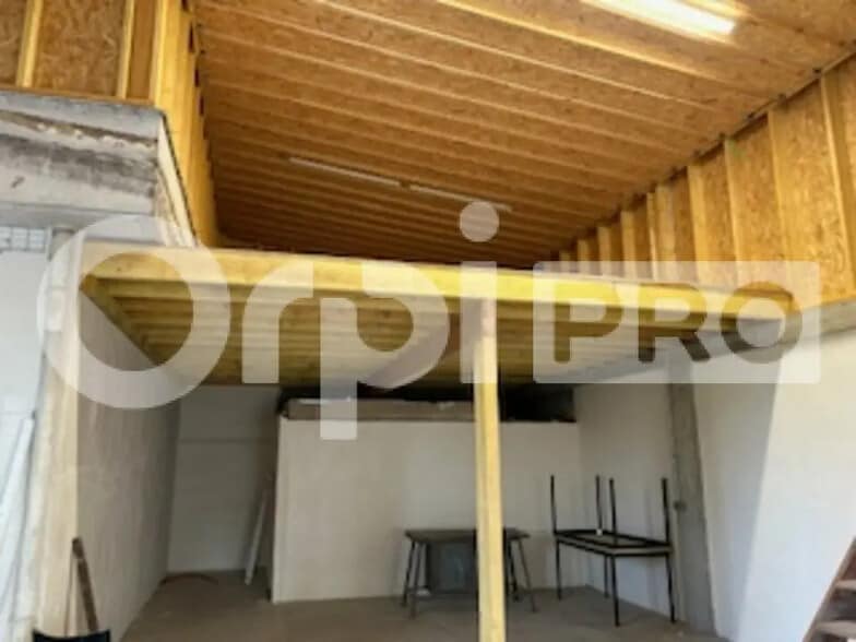 Flex in Gleizé for lease - Interior Photo - Image 3 of 5