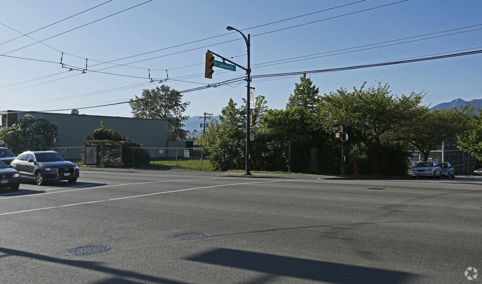 2075 Hastings St E, Vancouver, BC à vendre - Photo principale - Image 1 de 1